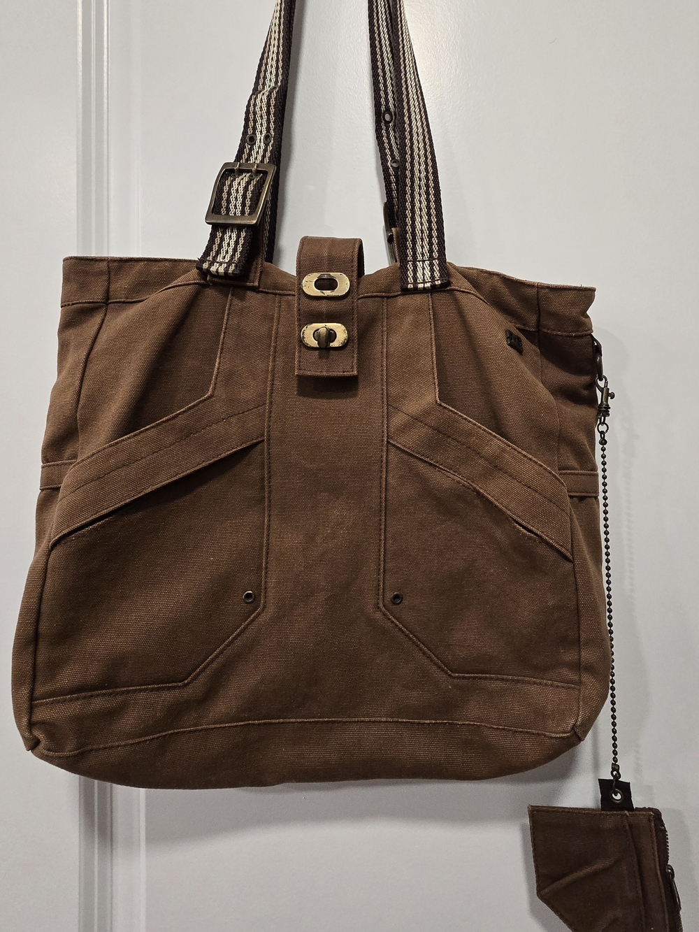 Brand: DC Shoes Vintage Brown Canvas Messenger Tote with Striped Shoulder Straps